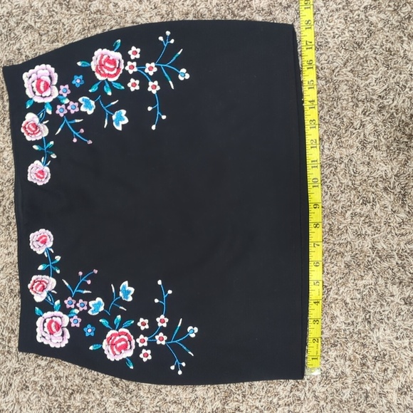 Express black floral embroidered mini skirt - Picture 6 of 8